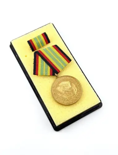 DDR Medaille für treue Dienste in der NVA in Gold