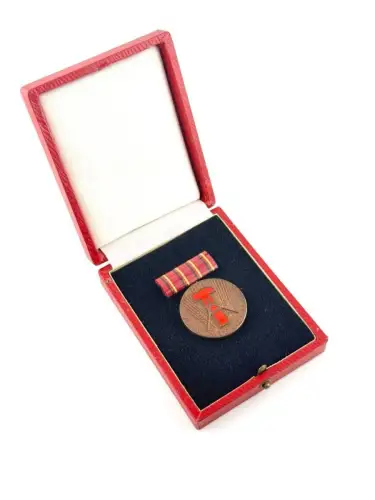 DDR Verdienter Aktivist im Etui Bartel 54 f