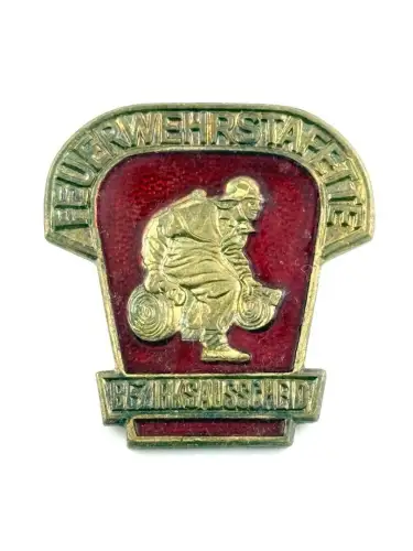 DDR Feuerwehr Siegeranstecknadel Bezirkssauscheid Feuerwehrstafette in Gold