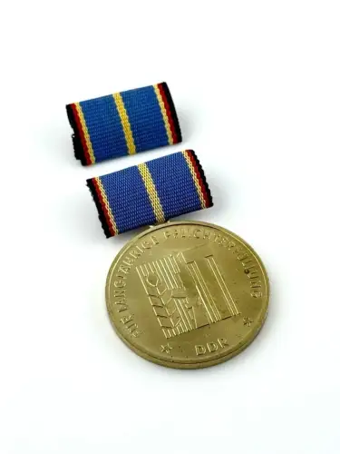 DDR Medaille langjährige Pflichterfüllung Stärkung der Landesverteidigung Gold