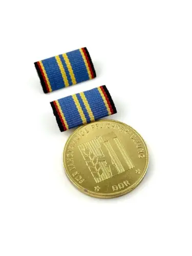 DDR Medaille langjährige Pflichterfüllung Stärkung Landesverteidung Gold 40Jahre