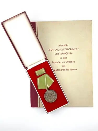 DDR Medaille für Ausgezeichnete Leistungen des MdI Urkunde 1962 Meister der VP