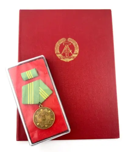 DDR Medaille Treue Dienste MdI Gold Urkunde 1968 Unterleutnant Volkspolizei