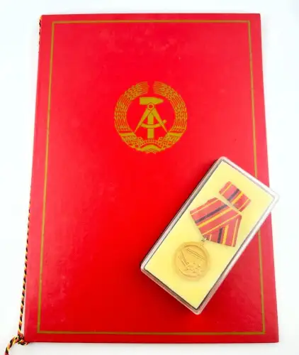 DDR Verdienstmedaille der Kampfgruppen der Arbeiterklasse in Gold Urkunde 1980