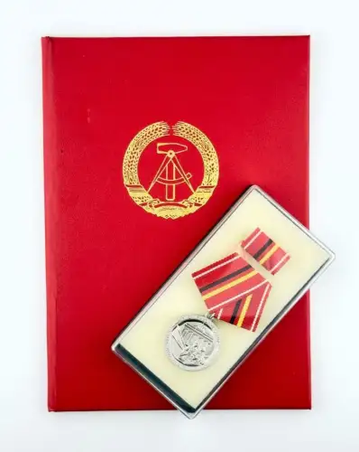 DDR Verdienstmedaille der Kampfgruppen in Silber Urkunde 1980 Kommandeur