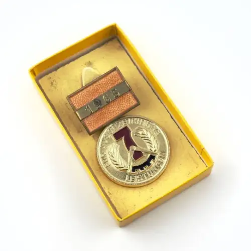 DDR Medaille für ausgezeichnete Leistungen 7-Jahr-Plan-Emblem