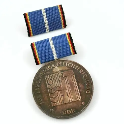 DDR Medaille langjährige Pflichterfüllung Stärkung der Landesverteidigung Silber