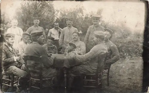 Fotokarte 1.WK Deutsche Soldaten Karten spielen im Feindesland
