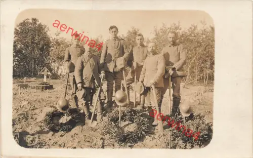 Fotokarte 1.WK Deutsche Soldaten bei Begraben ihrer Kameraden Stahlhelm