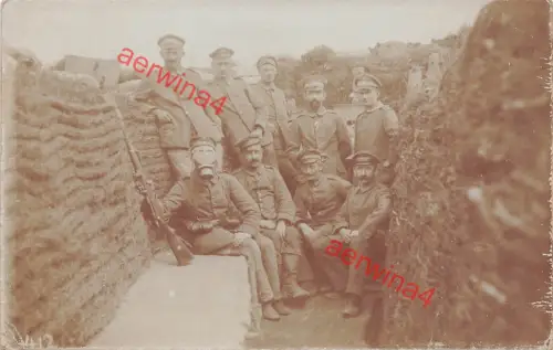Fotokarte 1.WK Deutsche Soldaten mit Gasmaske im Schützengraben