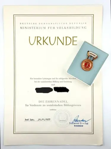 DDR Ehrennadel Verdienste im sozialistischen Bildungswesen Urkunde Offizier 1977