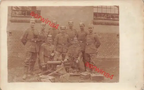 Fotokarte 1.WK Soldaten mit Pickelhaube Preussen am Maschinengewehr 08