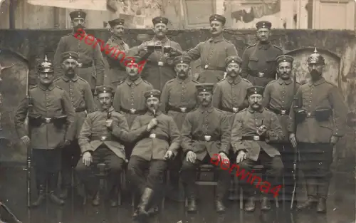 Fotokarte 1.WK Gruppenfoto deutsche Soldaten Pickelhaube Regiment Wiesbaden