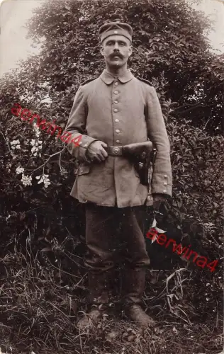 Foto-AK 1.WK Deutscher Soldat mit Pistolen Walter 08