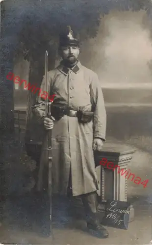 Fotokarte 1.WK Deutscher Soldat Landwehr mit Tschako mit Gewehr Lowen Belgien