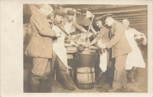 Foto-AK 1.WK Deutsche Soldaten Feldköche beim Schlachten Grodno