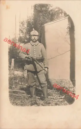 Foto-AK 1.WK Deutscher Soldat mit Pickelhaube 133 auf Überzug Gwehr