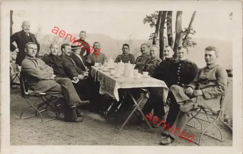 Fotokarte 1.WK deutsche Soldaten feiern nach EK-2 Verleihung