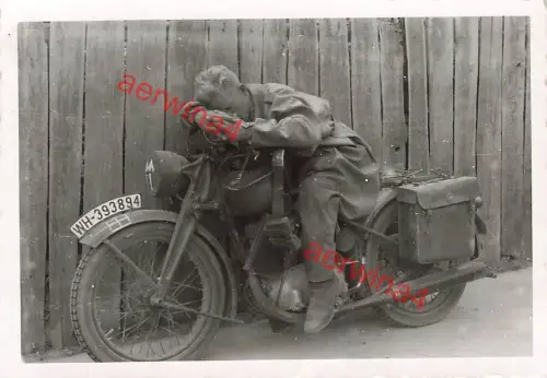 Deutscher Kradmelder schläft auf Motorrad DKW in Szczuczyn Polen