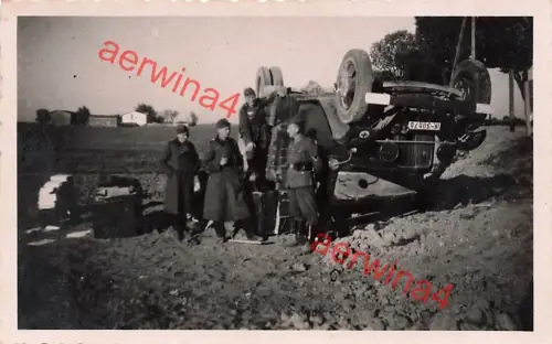 Deutsche Soldaten am umgestürzten LKW Ford BB bei Lepel Weißrussland Ostfront