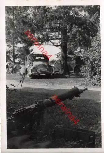 MG 08 am PKW deutsche Soldaten im Waldlager bei Augustow Polen