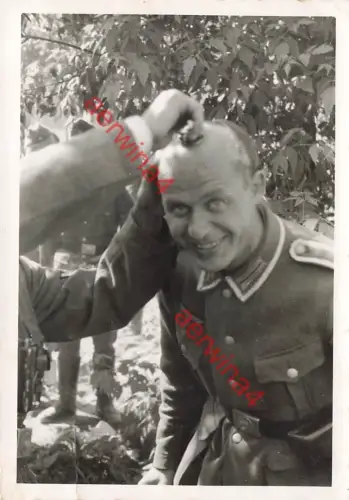 Glatze schneiden deutsche Soldaten bei Augustow Polen