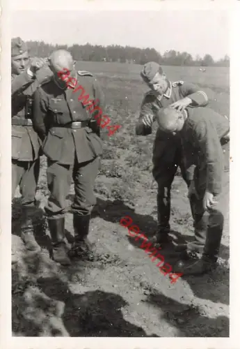 Deutsche Soldaten beim Glatze schneiden Kriegsschnitt Augustow Polen