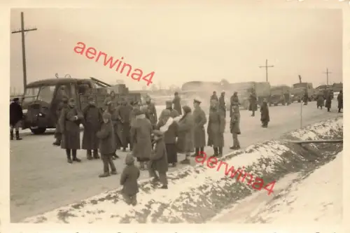Deutsche Soldaten mit franz. LKW Renault AGK bei Gomel Weißrussland Ostfront