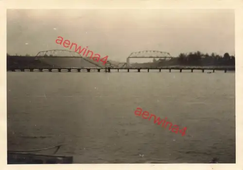 Gesprengte Düna-Brücke mit Behelfsbrücke bei Ulla Witebesk Weißrussland Ostfront