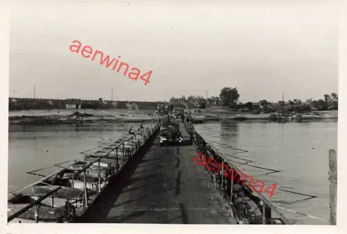Deutsche Fahrzeuge auf Düna-Behelfsbrücke Ulla Witebesk Weißrussland Ostfront