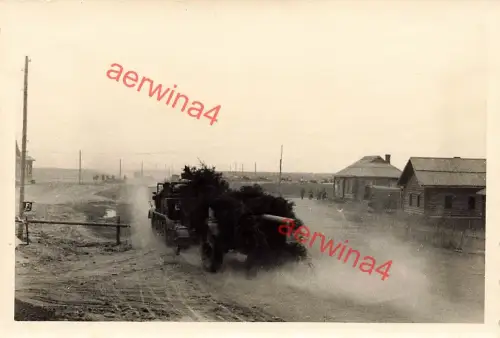Vormarsch deutsche Artillerie mit Zugkraftwagen bei Demidow Russland Ostfront