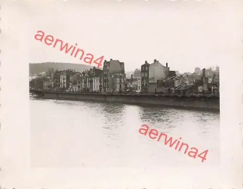 Blick auf zerstörte Häuser an der Mosel in Epinal Frankreich