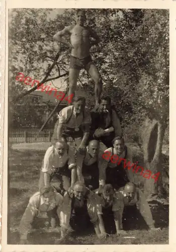 Nackte Deutsche Solodaten als Pyramide Spaßfoto Ostfront