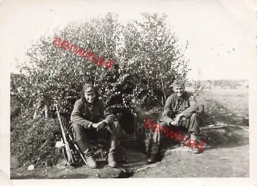 Deutsche Solodaten am Bunker Unterstand mit MG-34