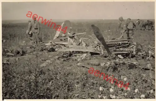 Deutsche Soldaten an abgeschossenen feindlichen Flugzeug