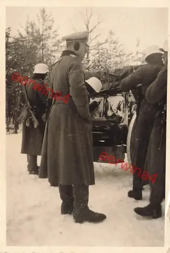 Deutsche Soldaten beim Wintereinsatz am Munitionswagen Ostfront