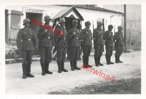 Deutsche Soldaten Appell vor dem Wachhaus am Wachlokal Polen