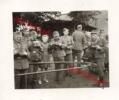 Soldaten beim Essen an der Feldküche Kaserne Bromberg Westpreussen