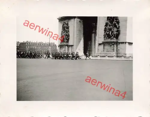 Siegesparade deutsche Soldaten am Triumphbogen in Paris Frankreich