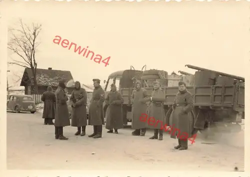 Deutsche Soldaten mit franz. LKW Renault AGK bei Mogilev Weißrussland Ostfront