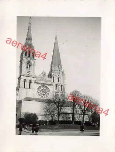 Franzosen an der Kirche in Chartres Frankreich