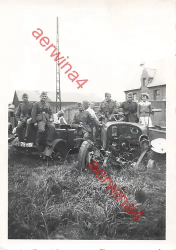 Deutsche Soldaten mit franz. Mädchen an alten franz. PKW's bei Arras Frankreich
