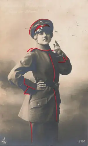 AK 1.WK Fräulein Feldgrau Fertig zur Attacke Zigarette 1915 Patriotika Postkarte