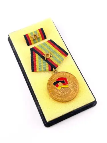 DDR NVA Medaille für treue Dienste in der Nationalen Volksarmee in Gold 20 Jahre