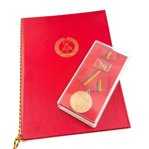 DDR MdI Verdienstmedaille der Kampfgruppen Urkunde 1977 Leutnant der VP