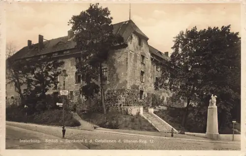 AK Insterburg Schloss Denkmal für die gefallenen d. Ulanen-Reg. 12 Ostpreussen