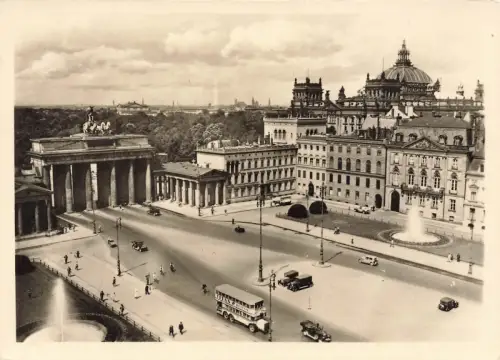 AK Berlin Pariser Platz Tiergarten Brandenburger Tor Berlin ungelaufen Postkarte