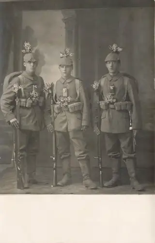 Foto 1.WK Portrait deutsche Soldaten mit Pickelhaube und Gewehr Leipzig