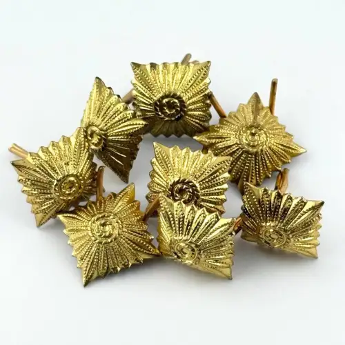 8x DDR NVA Sterne Buntmetall goldfarben für Schulterklappen