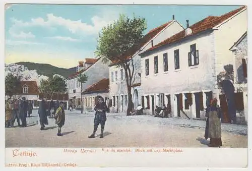 [Ansichtskarte] Montenegro. Cetinje. Blick auf den Marktplatz. Vue du marché. Пазар Цетиње. 

Risto Biljanović-Cetinje um 1900. 